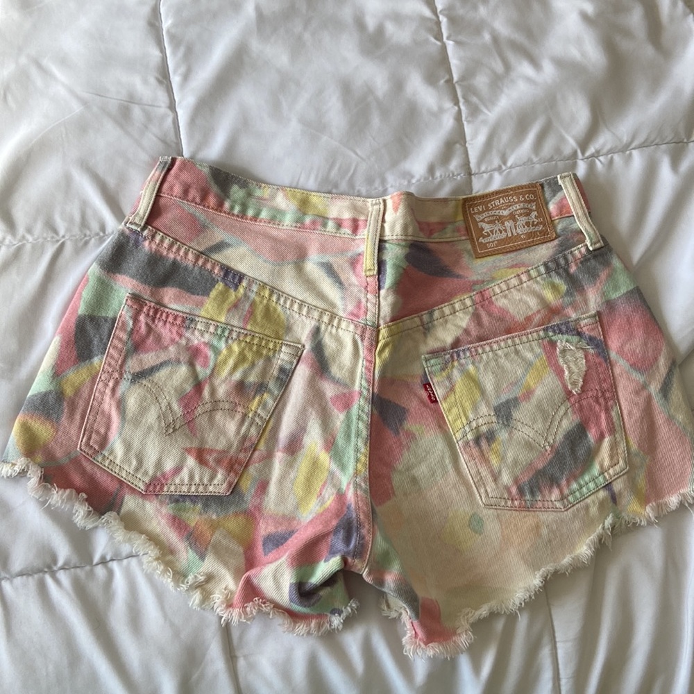 Levi’s 501 shorts pink multicolor size 29